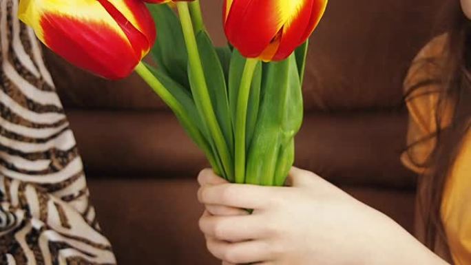孩子的手给祖母送花。