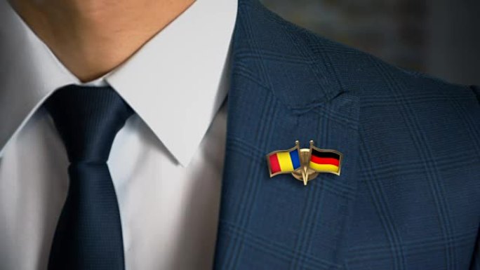 商人带着朋友国家的国旗走向相机，针罗马尼亚-德国