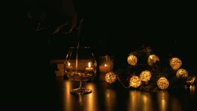 烛光照亮的白兰地和威士忌的圣诞餐桌。