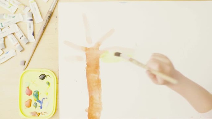 年轻艺术家用水彩画在纸上绘画