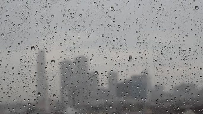 雨滴流过玻璃窗，城市的轮廓
