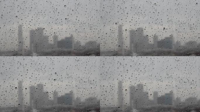 雨滴流过玻璃窗，城市的轮廓