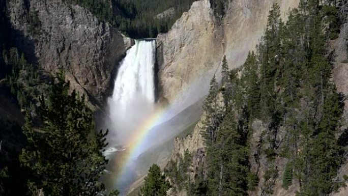 下黄石瀑布和黄石红岩点的彩虹