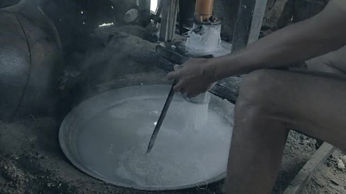 传统的米粉制作用压榨机将米粉切成条状