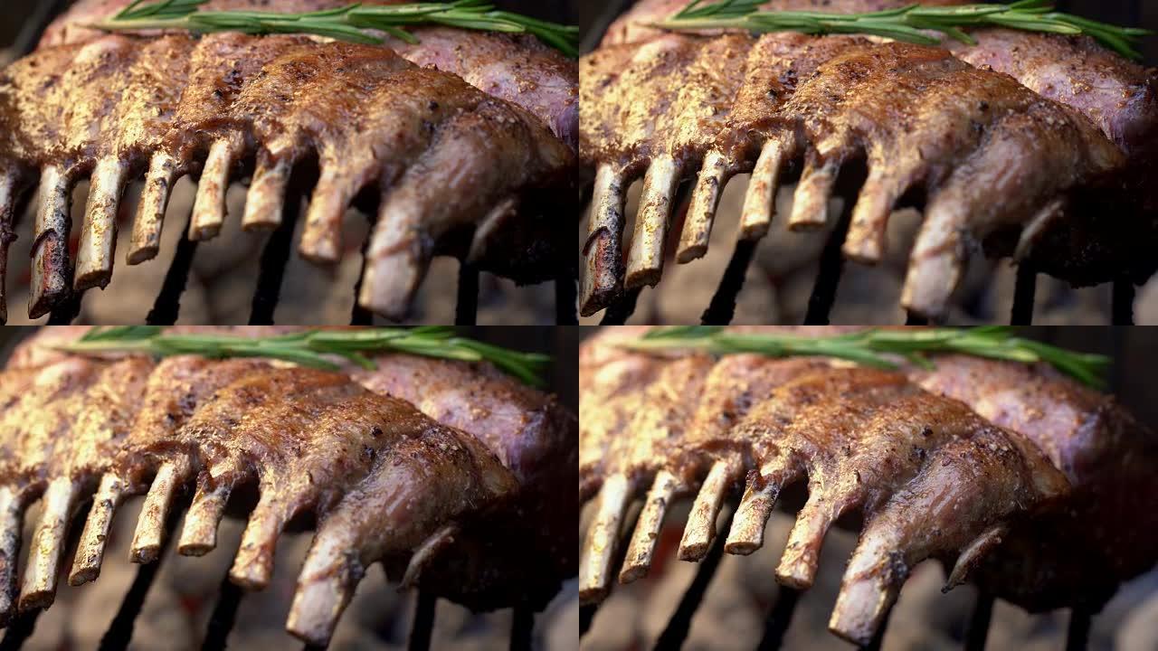 美味的frened美食新西兰烤羊排在燃烧的烤架上