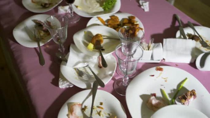 盛宴后，桌上摆着脏盘子。