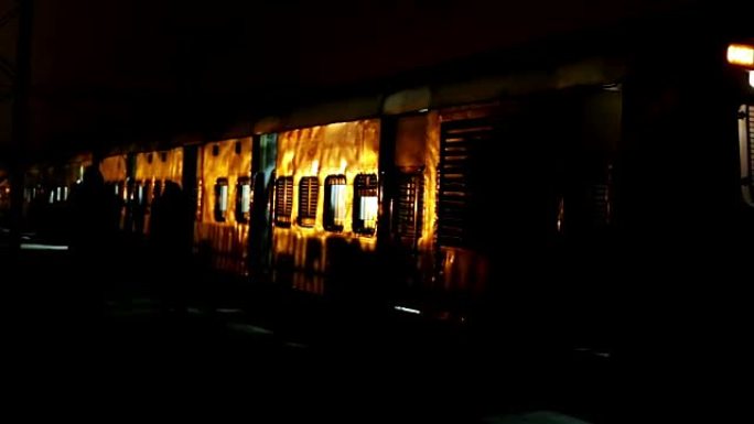 火车站晚上的火车