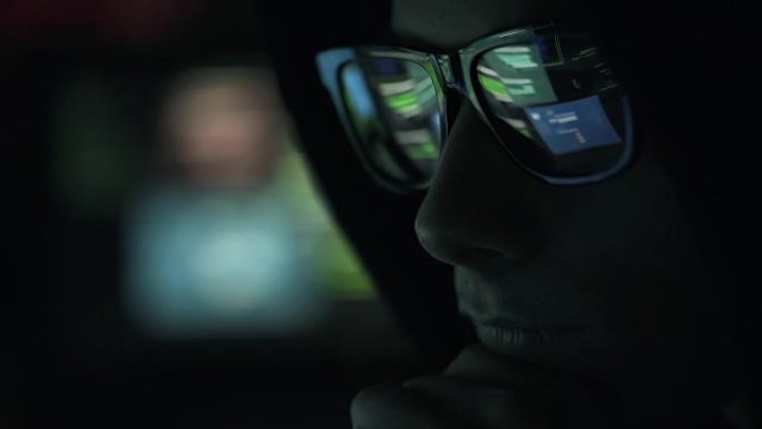 戴着眼镜的黑客在线连接并窃取数据