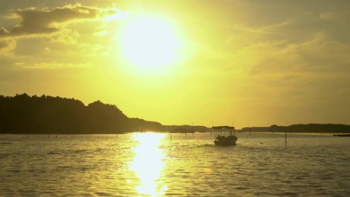 泰国河口红树林上的自然日落
