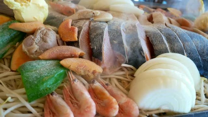 鲑鱼烹饪铁板烧加入日本料理。