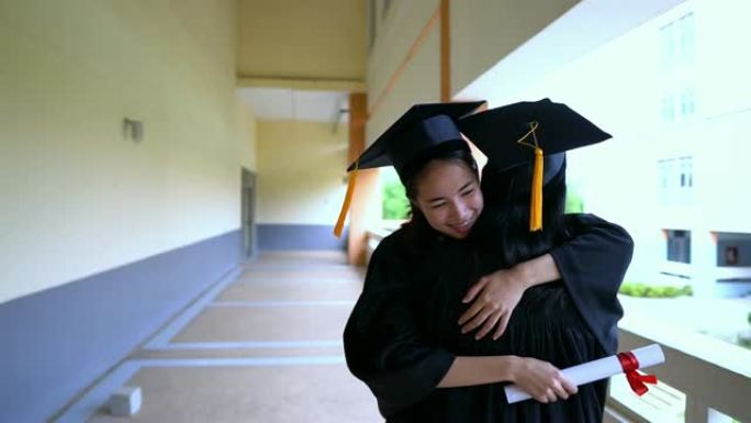 黑人毕业生在大学毕业当天穿黑色西装。