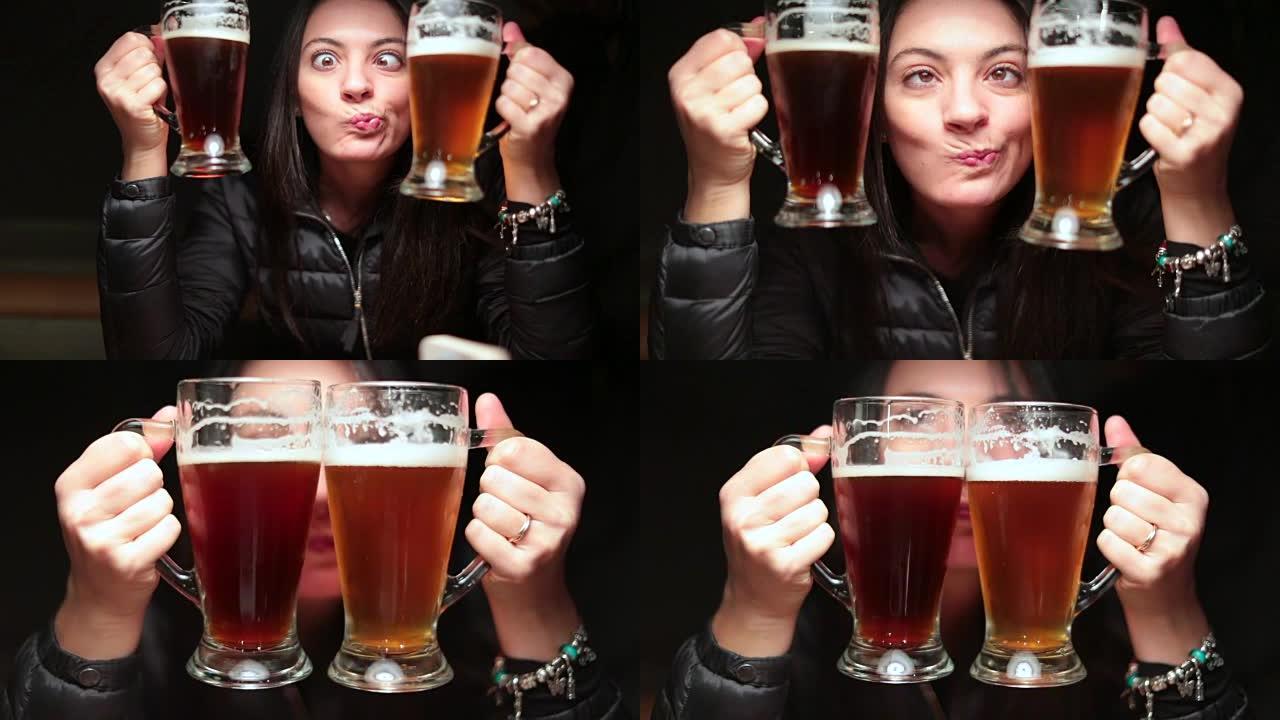 女人愚蠢地庆祝生啤酒，举着两个大杯子。女孩在用苍白的生啤酒对着镜头时表现得很傻。