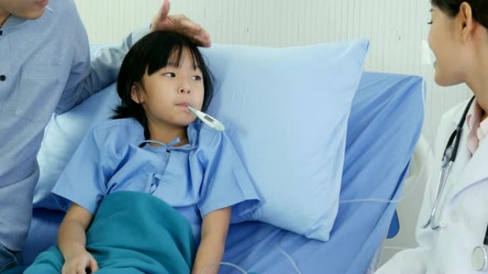 小女孩在医院接受医生的照顾。医生在病房看望病人。有医疗保健和医疗概念的人。