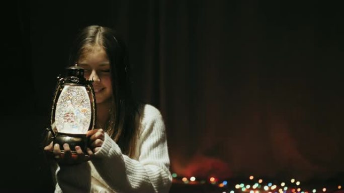 怀里抱着圣诞灯笼的女孩
