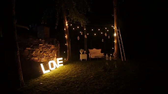 高清拍摄夜间婚礼用灯光装饰的院子