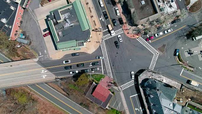 美国纽约州威彻斯特县斯卡斯代尔十字路口交通的延时空中无人机视频