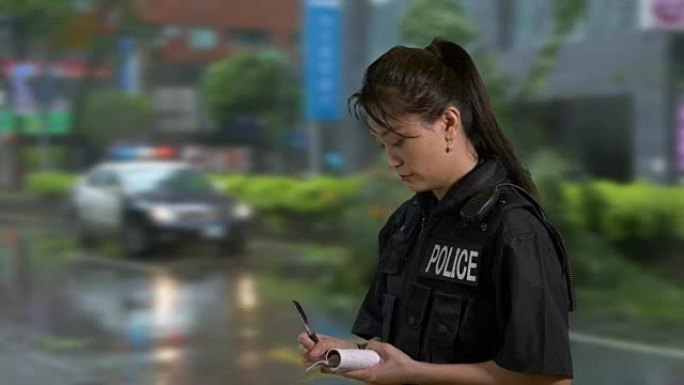亚裔美国女警官在犯罪现场用民用波段无线电交谈