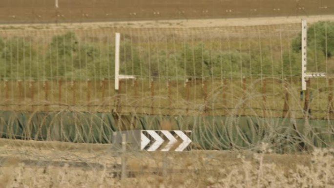 以色列和西岸之间的边界围栏。铁丝网电子围栏。