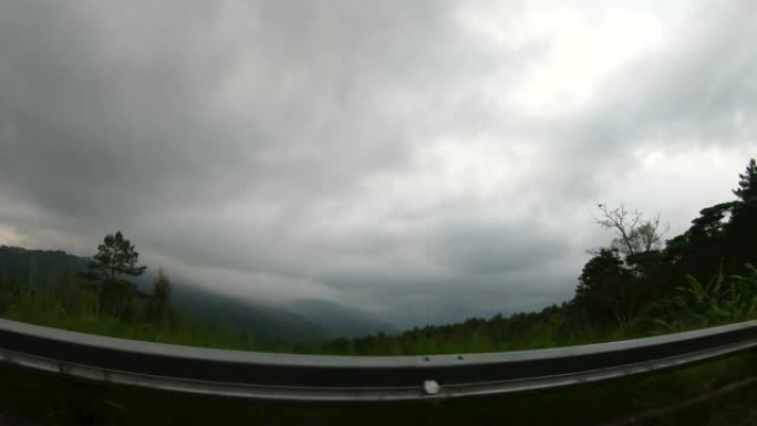 开车时，在路旁下雨后，看着窗外的山景。公路旅行假期