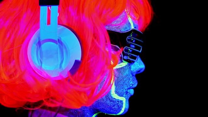 女人用紫外线机器人面部彩绘，假发，发光眼镜，带耳机的衣服特写面部照片。亚洲女人。。