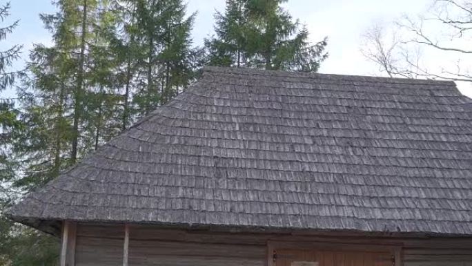 大木屋的木瓦屋顶