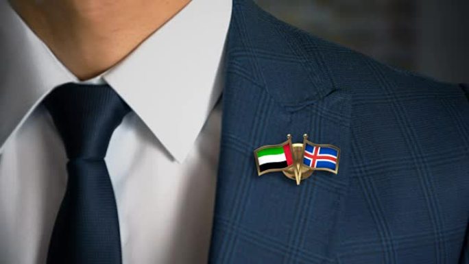商人带着朋友国家的国旗走向相机，别针阿拉伯联合酋长国-冰岛