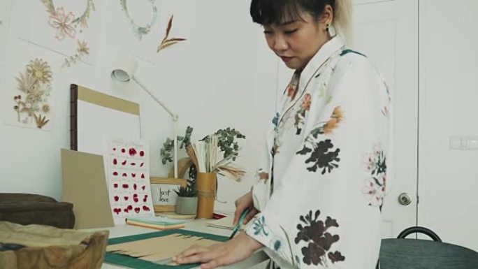 女艺术家正在剪纸