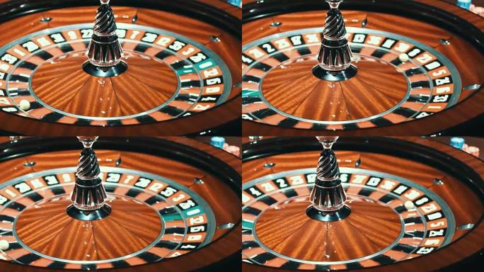 白球停在旋转赌场轮盘赌中。关闭木制轮盘