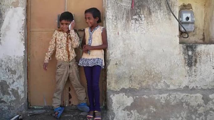 印度孩子在手机上聊天，兴奋而快乐，聊天