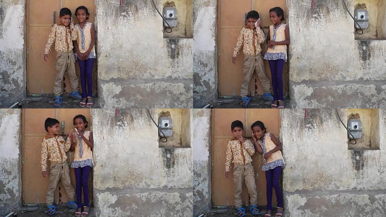 印度孩子在手机上聊天，兴奋而快乐，聊天
