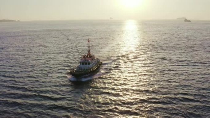 早晨沿海峡漂浮的救生船的空中下降视图。俄罗斯