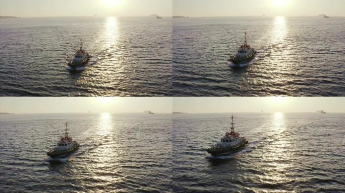 早晨沿海峡漂浮的救生船的空中下降视图。俄罗斯