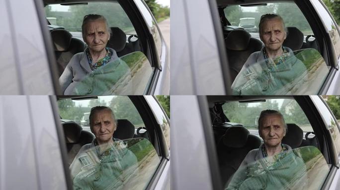 透过敞开的车窗，一位有着深深的皱纹的老妇人的肖像。