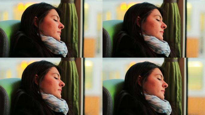 乘公共汽车旅行时睡着的女人