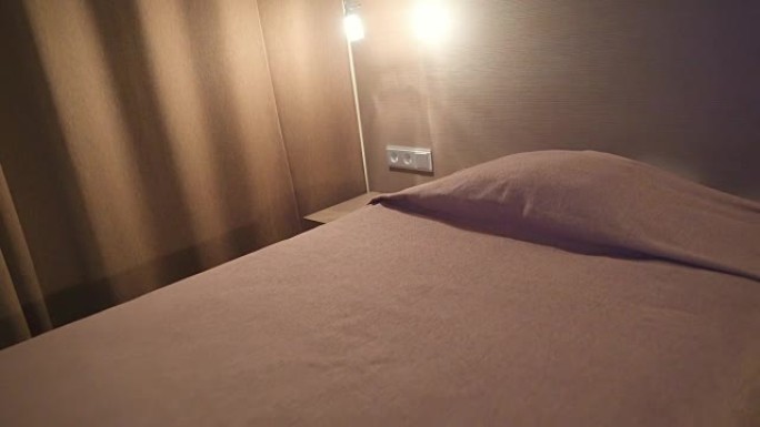 酒店房间小床的棕色床罩