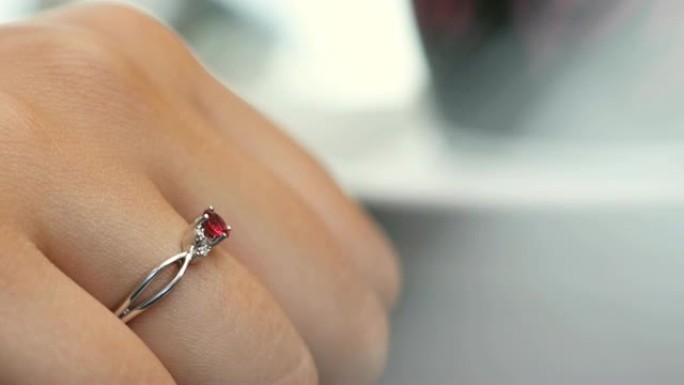 女人手中的钻石戒指