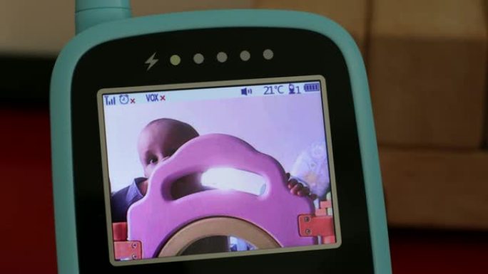 婴儿手机监视器中的男婴
