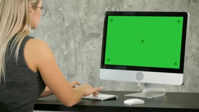 女自由职业者正在研究一个新的计算机项目。绿屏模拟显示