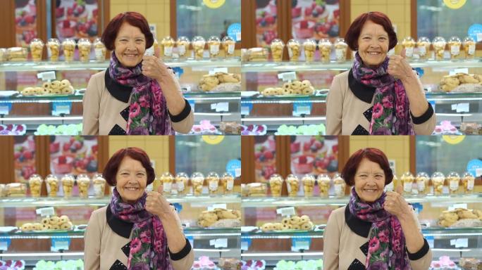 奶奶在超市买新鲜面包，她竖起大拇指。