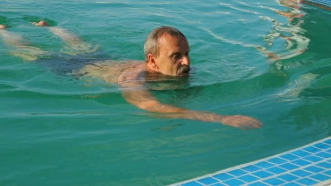 男子在公共游泳池游泳