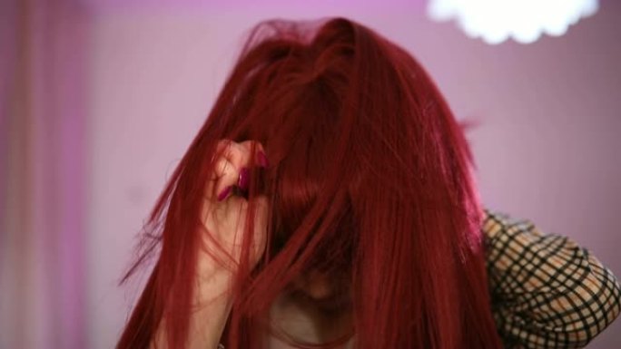 女人戴上红头发假发