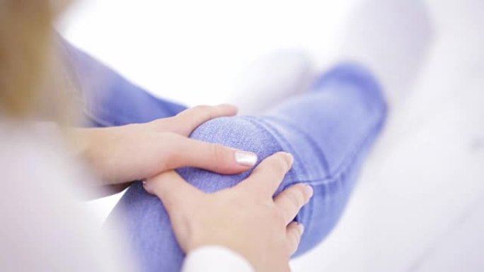 腿部/膝盖/关节的身体伤害-妇女抱着痛苦的身体部分。