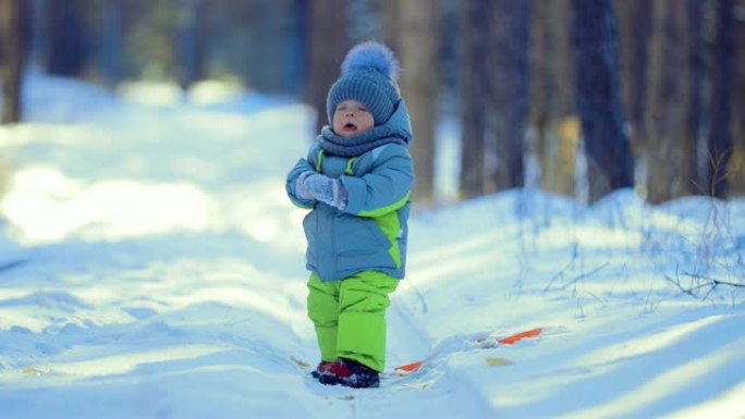 孩子用手套甩掉雪。特写