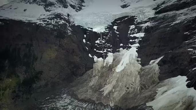 智利艾森地区Cisnes冰川瀑布的鸟瞰图。