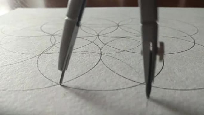 圆规在一张纸上画一个圆