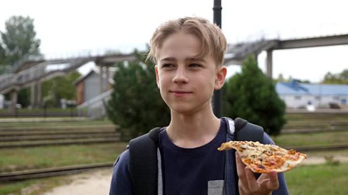 年轻开朗的人站着吃美味的披萨