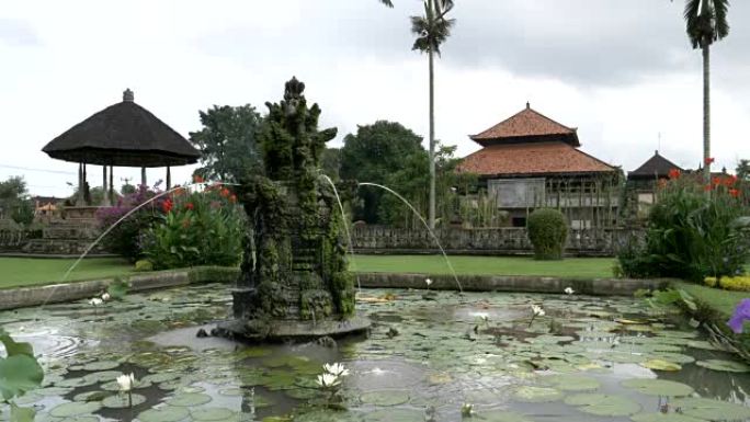 塔曼阿云寺花园中的喷泉