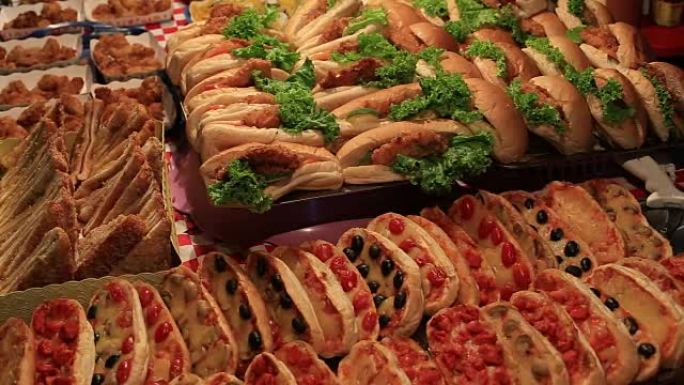 泰国潘安满月派对上出售的三明治和汉堡包