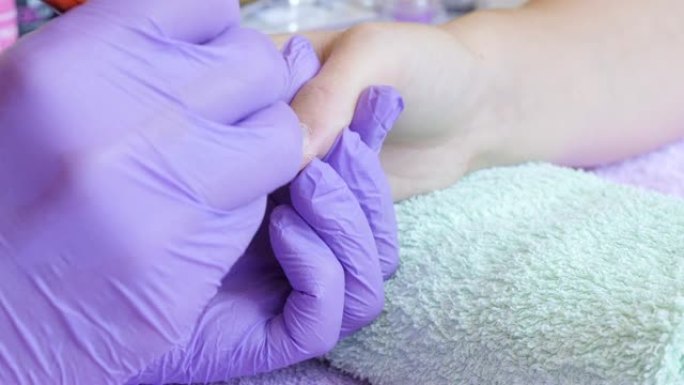 女性在沙龙中修指甲工作细节4K 3840X2160 UltraHD视频-美容和水疗工作室中女性指甲油