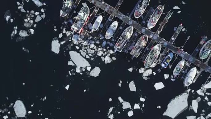 传统渔船在寒冷的晴天躺在浮冰的港口，挪威，斯堪的纳维亚半岛